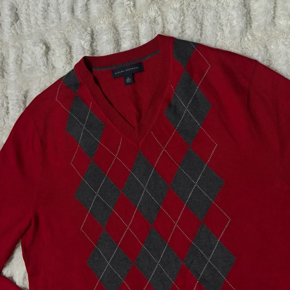 BANANA REPUBLIC Men’s Red and Gray Argyle V-Neck Sweater